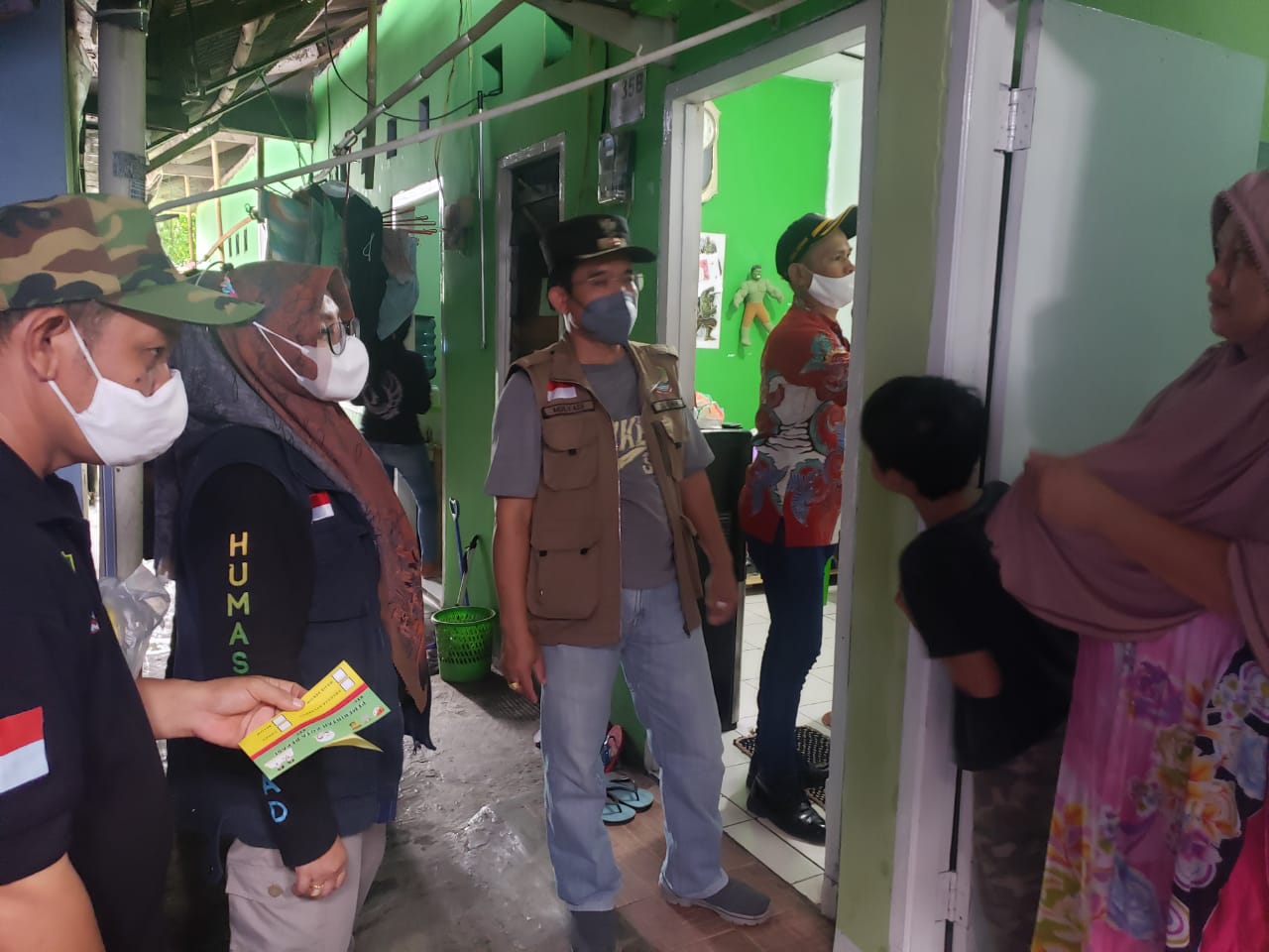 KELURAHAN JATIBENING BARU GENCAR LAKUKAN STIKERISASI DAN VAKSINASI DOOR TO DOOR