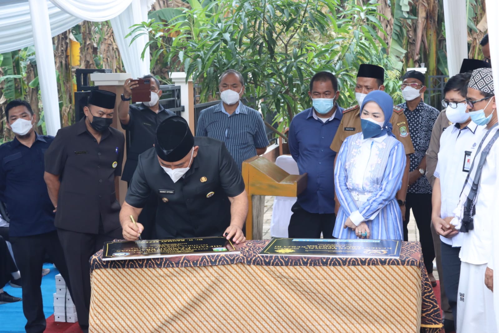 BUBUHKAN TANDA TANGAN PRASASTI, WALI KOTA RESMIKAN KANTOR BLK MIFTAHUL JANNAH KRANGGAN