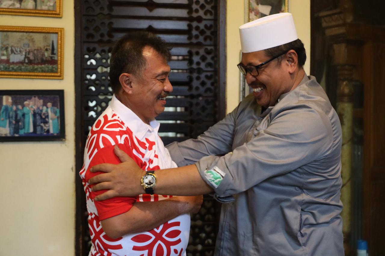 Kehangatan Wawali Harris Bobihoe Saat Menjenguk Tokoh Masyarakat