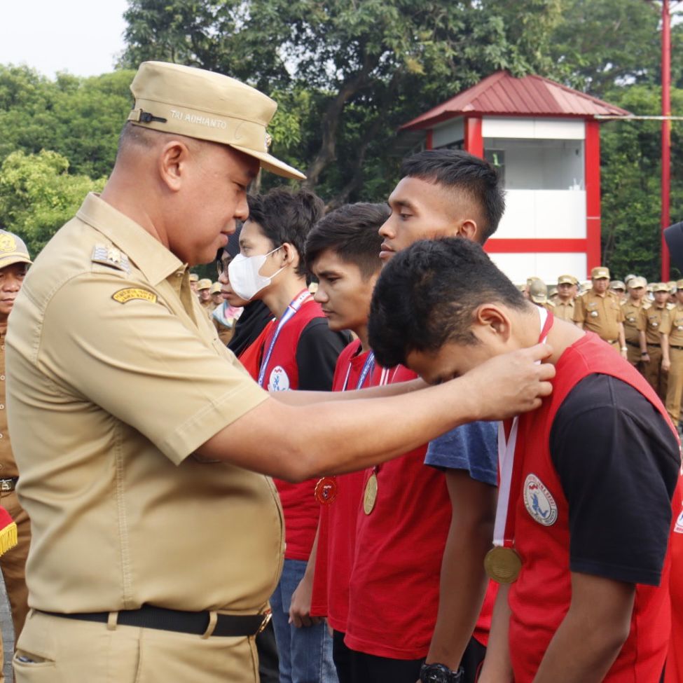 Plt. Wali Kota Bekasi Berikan Medali Atas Raihan Juara Umum Muaythai Jabar Open Championship 2023
