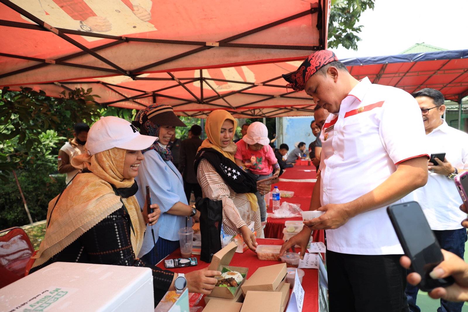 Bazaar Pelayanan Publik dan UMKM di Pekayon Jaya, Tri : “Semua Wilayah Harus Gelar Acara Serupa