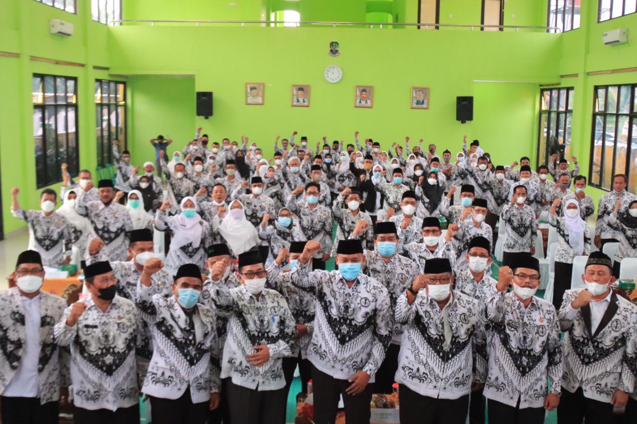 PLT WALI KOTA BEKASI BUKA KONFRENSI KERJA II PGRI