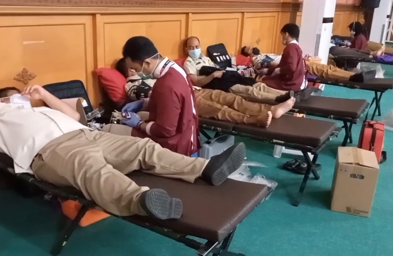 APARATUR PEMKOT BEKASI BERPARTISIPASI DALAM KEGIATAN DONOR DARAH PMI KOTA BEKASI 