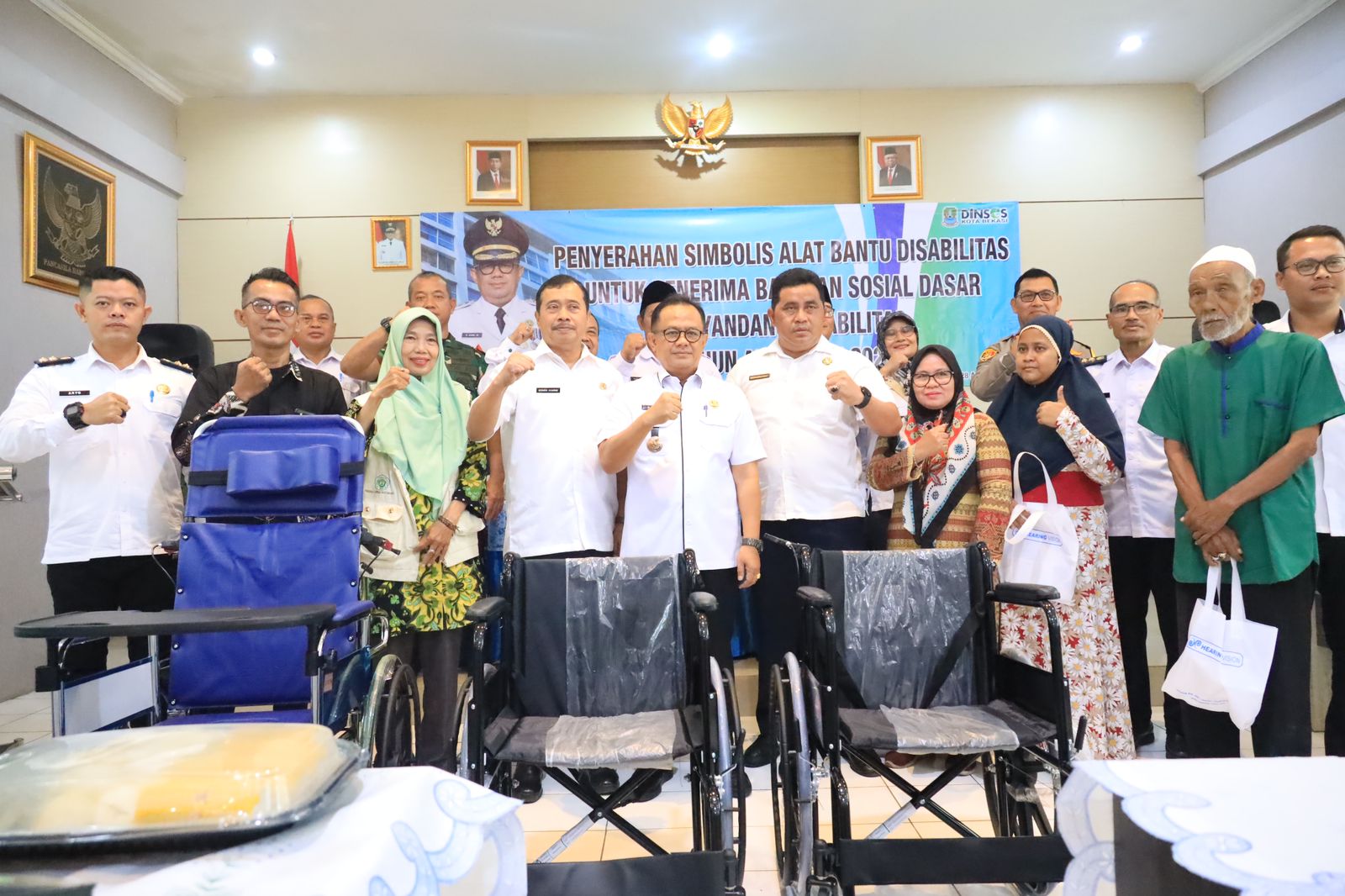 Peduli Disabilitas, Pemerintah Kota Bekasi Serahkan Bantuan Sosial Dasar