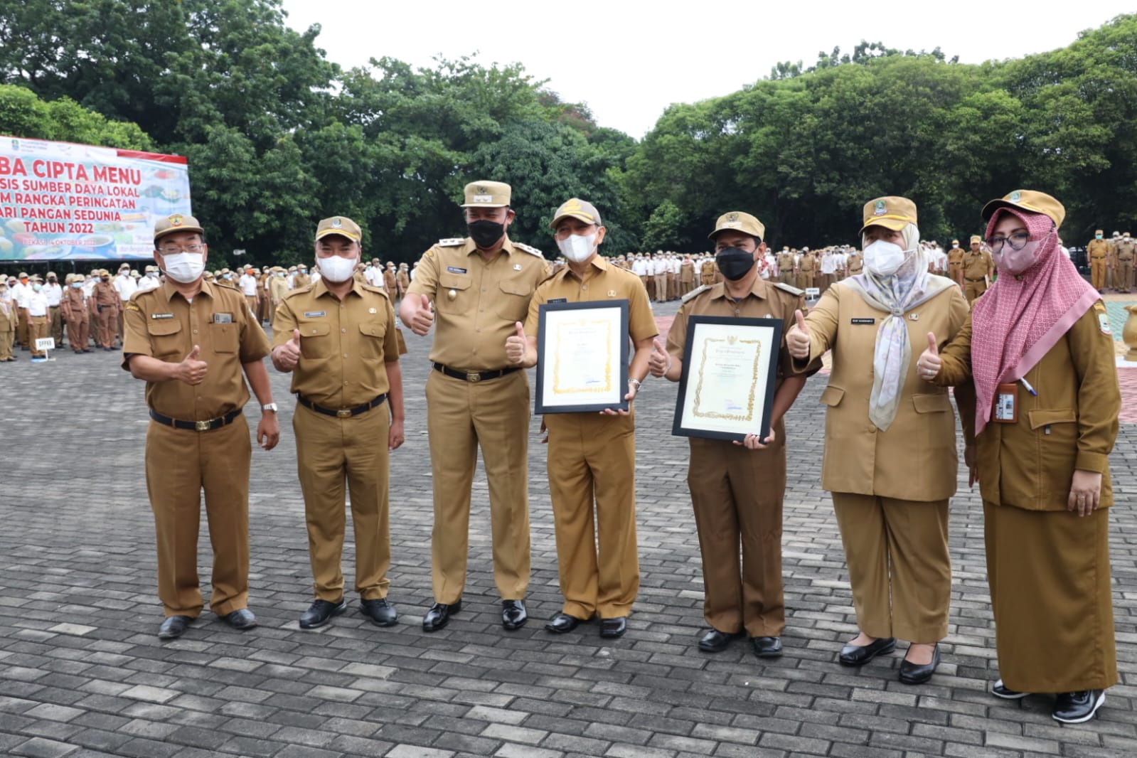 Plt.Wali Kota Bekasi Serahkan Penghargaan Serta Instruksikan Penanganan Banjir dan Pengangguran