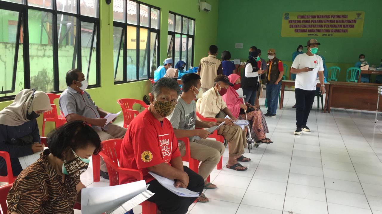 Banyak Warga Atusias Vaksinasi Massal Di Kelurahan Bintara