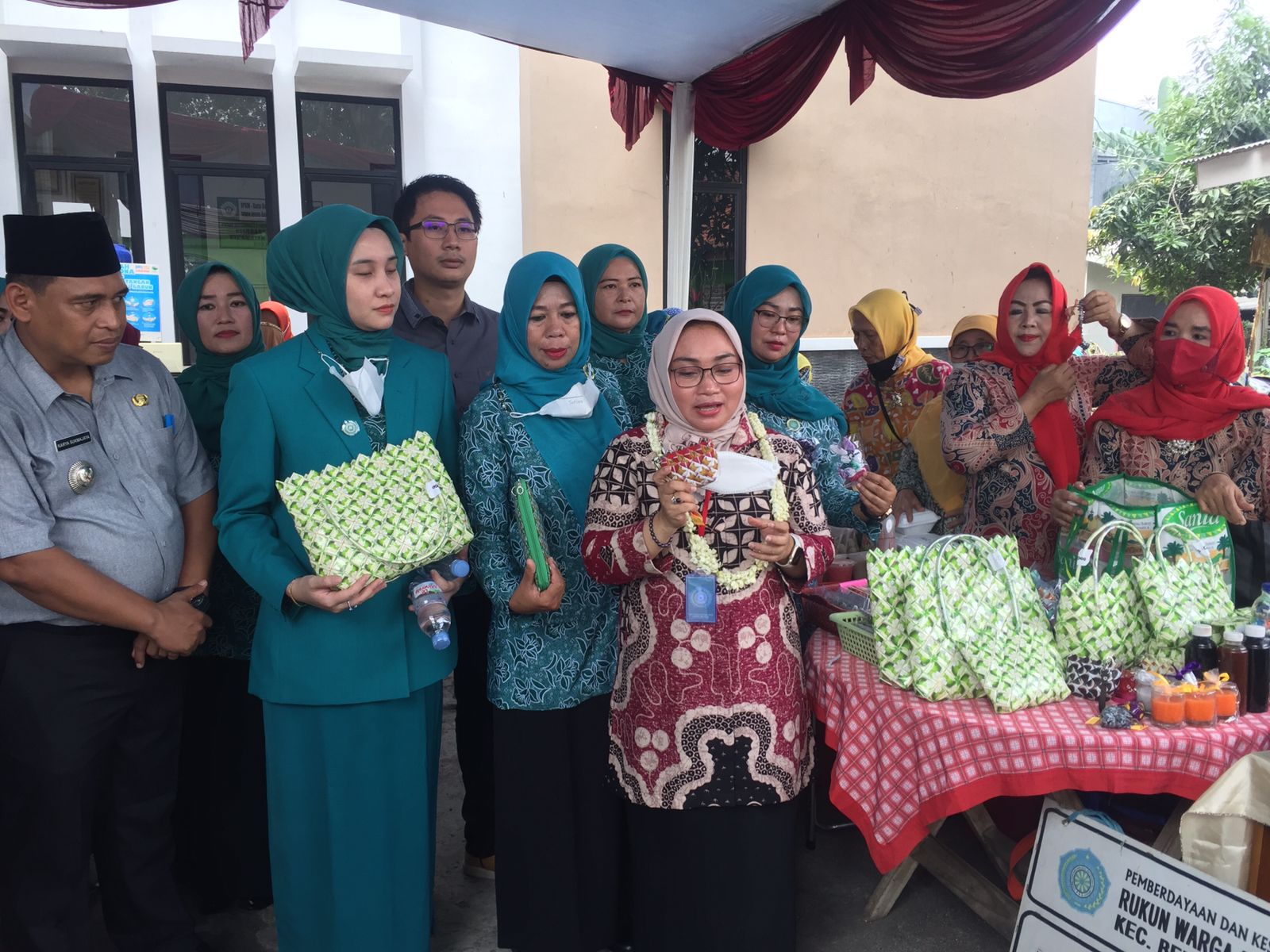 Monev Di Kayuringin Plt Ketua TP PKK Apresiasi Hasil Kerajinan Bank Sampah