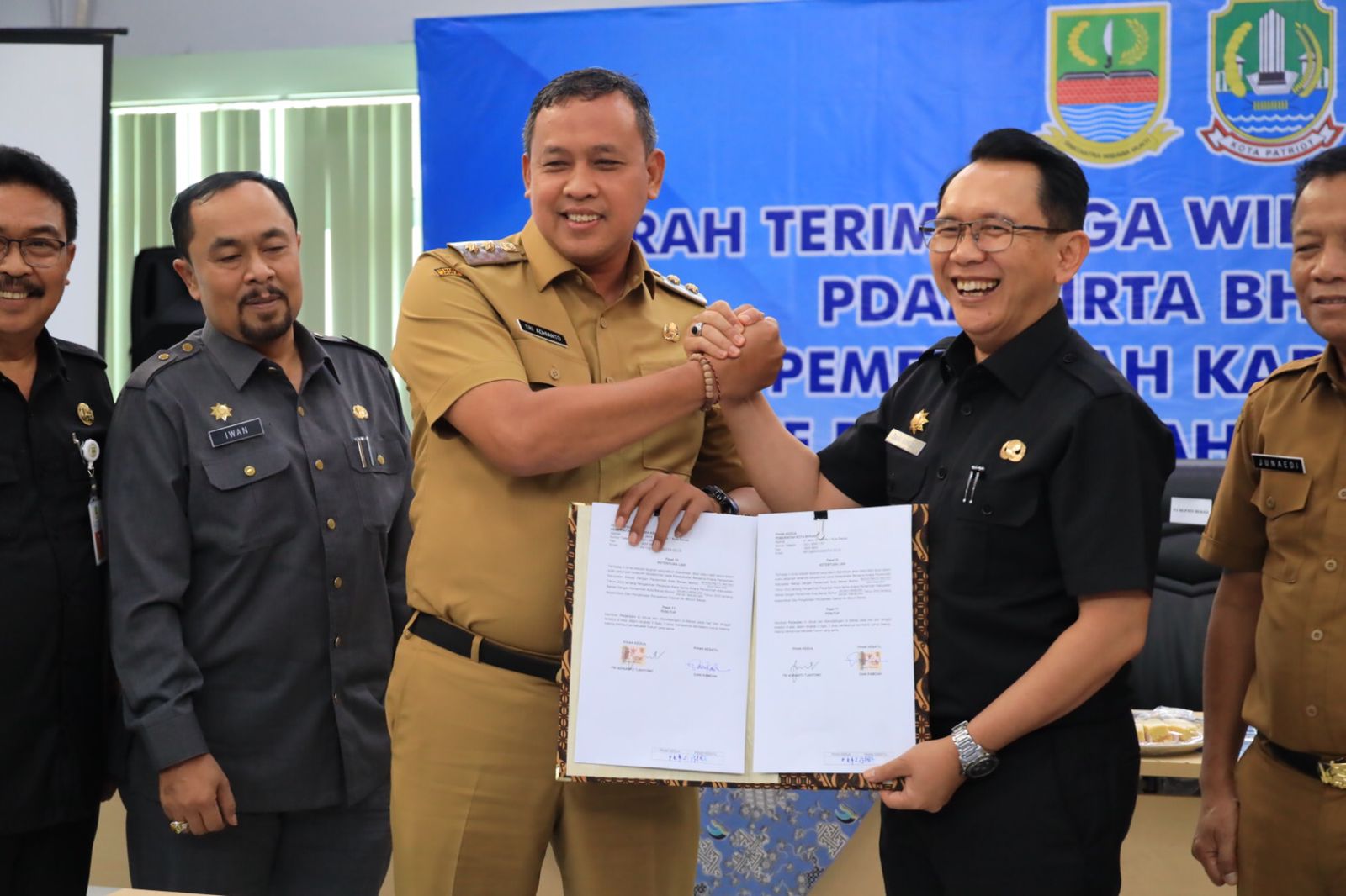 TIGA WILAYAH PDAM TIRTA BHAGASASI DISERAHKAN KE KOTA BEKASI