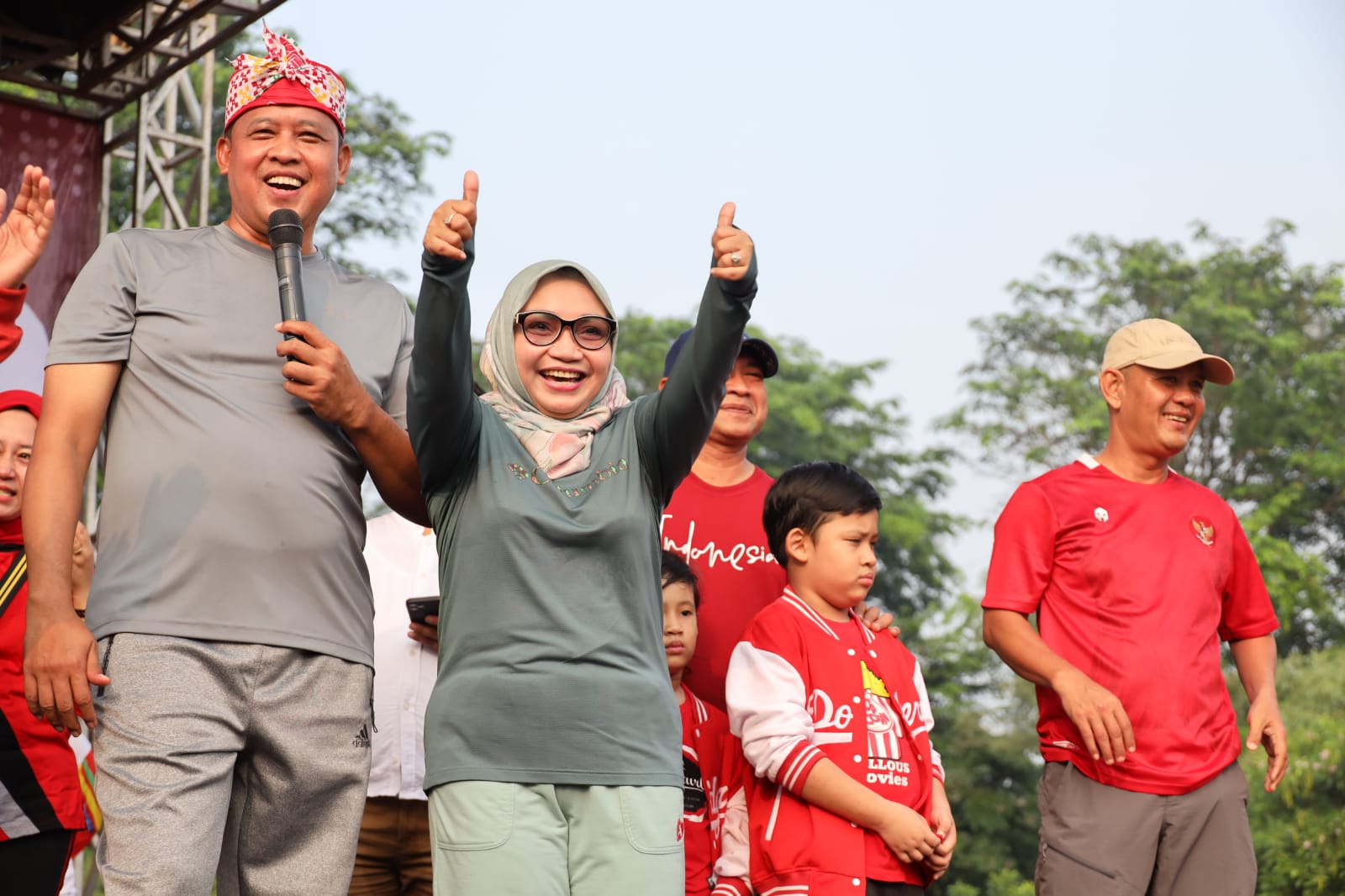 Rangkaian Terakhir Jalan Santai di Mustika Jaya, Tri Adhianto Berikan Bonus Untuk Peserta