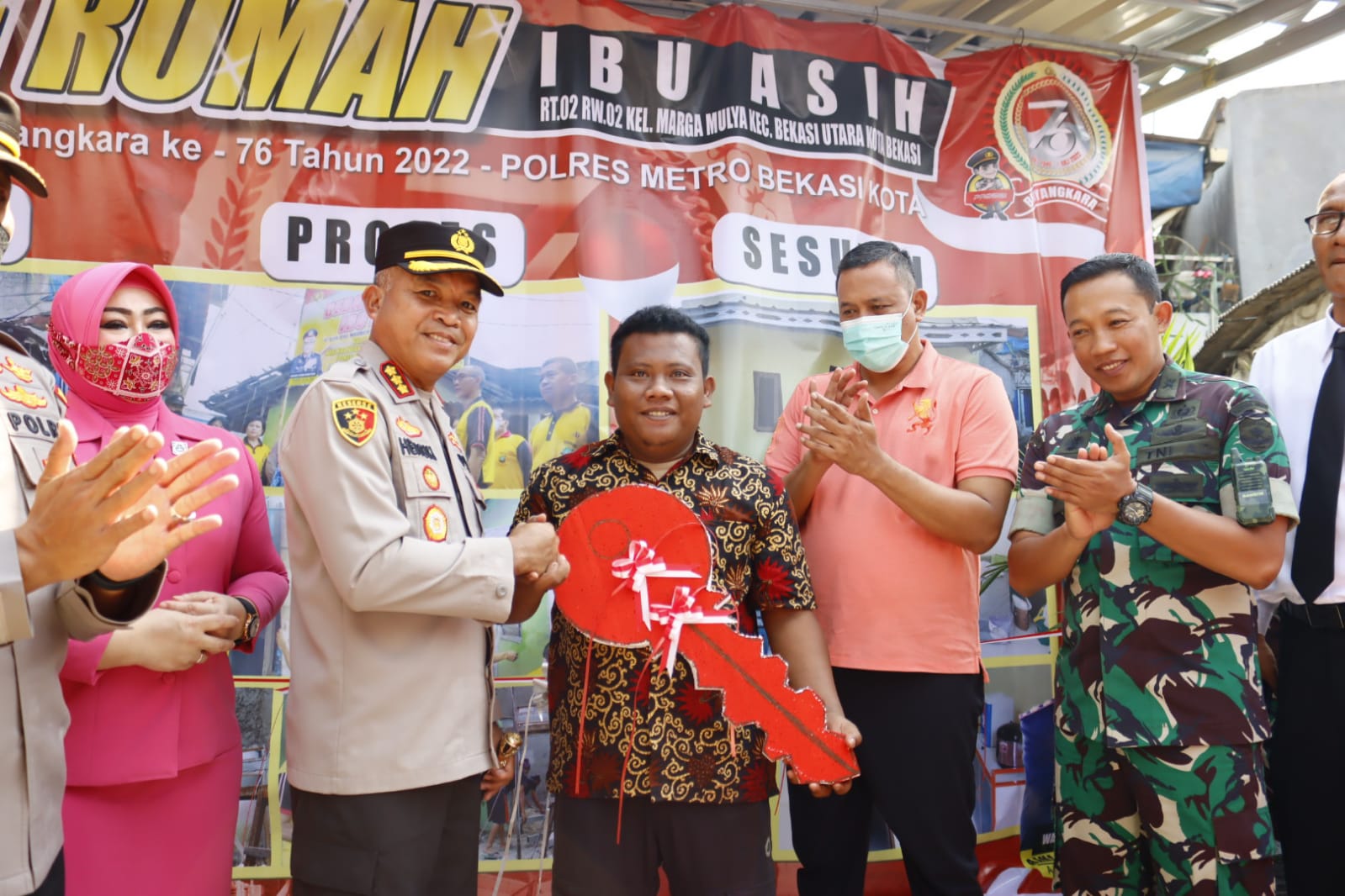 PLT.WALI KOTA BEKASI, KAPOLRES,DANDIM 0507 KUNJUNGI BEDAH RUMAH PROGRAM HUT BHAYANGKARA KE 76