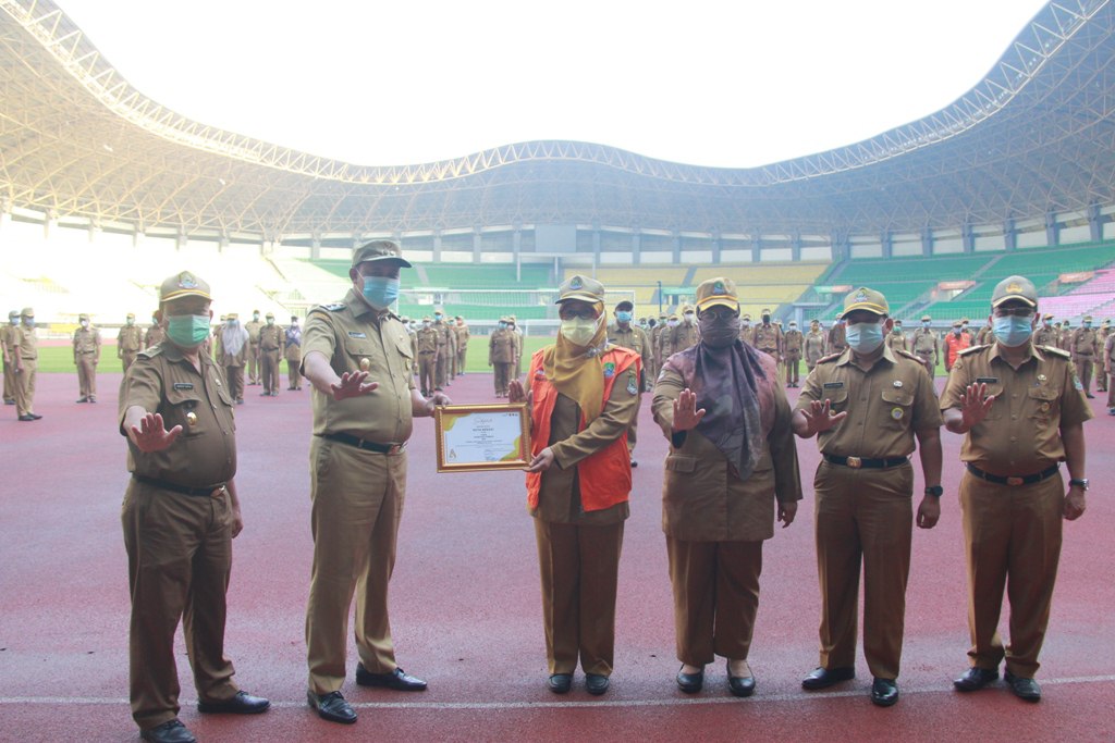 WAKIL WALI KOTA BEKASI PIMPIN APEL DIRANGKAI PENYERAHAN PIAGAM PENGHARGAAN BKKBN PROVINSI