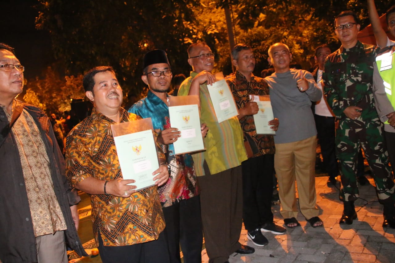 Wali Kota Serahkan 200 Sertifikat Tanah di Taman Air Mancur Plaza Pemkot Bekasi