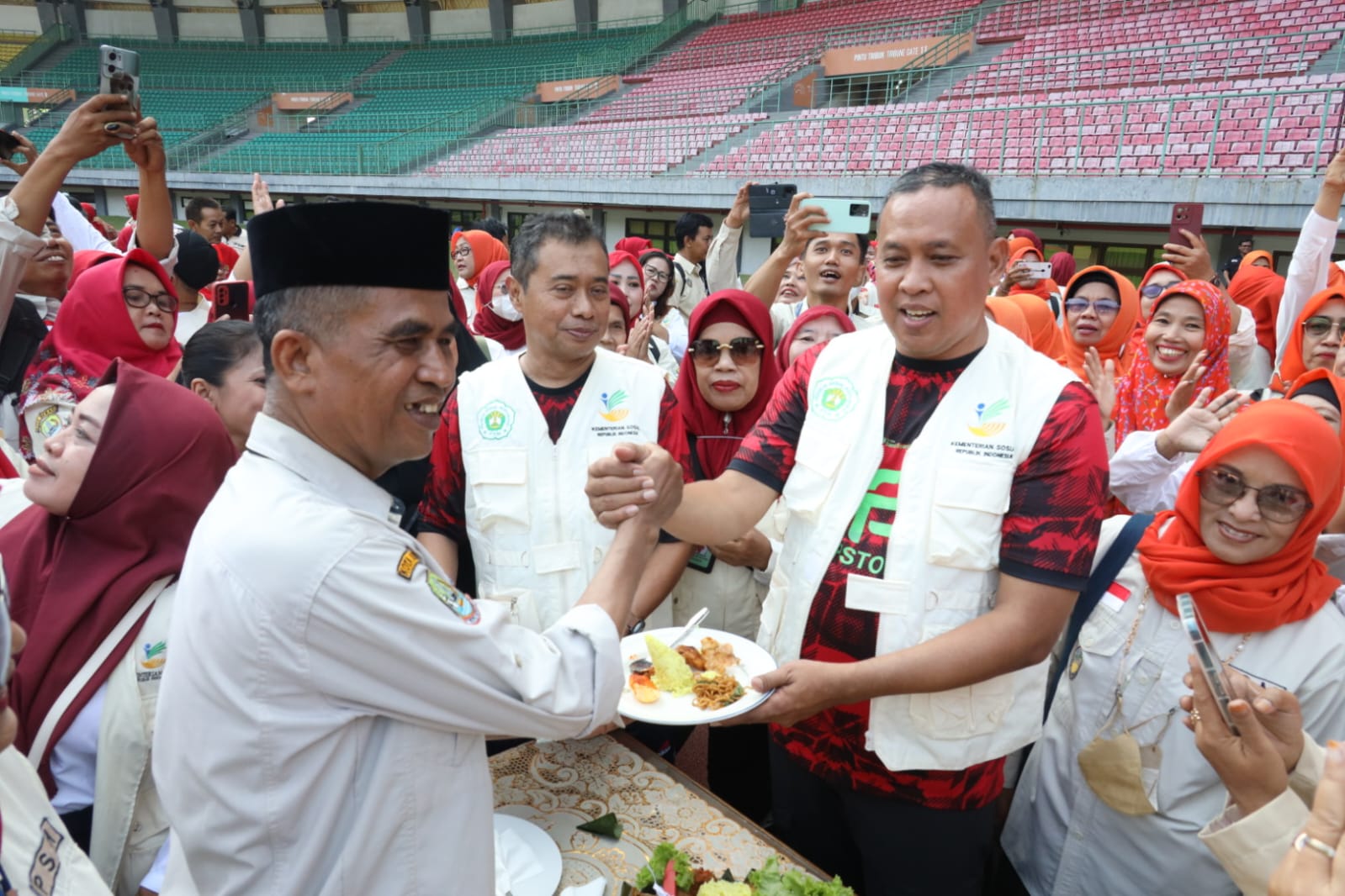 Plt. Wali Kota Hadiri HUT PSM Ke-48 Tingkat Kota Bekasi di Stadion Patriot Candrabhaga