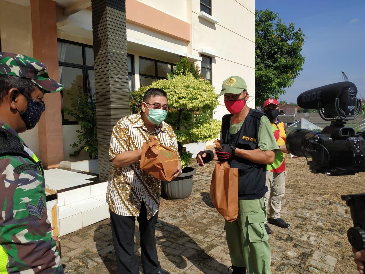 Perusahaan Makanan Ternak Memberikan Bantuan Kepada Warga Kelurahan Jatikarya