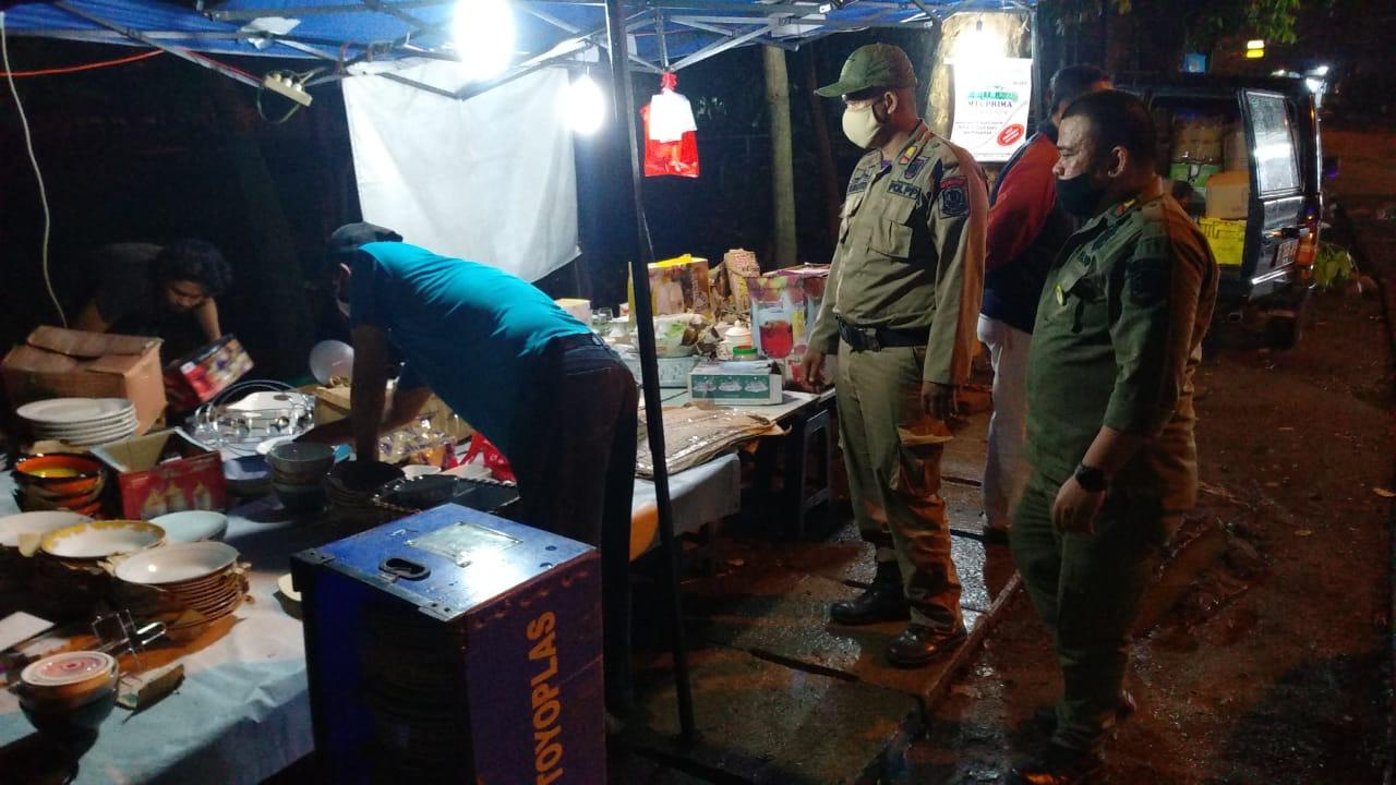 Petugas Gabungan Jatisampurna Sosialisasikan PSBB Melalui War-War