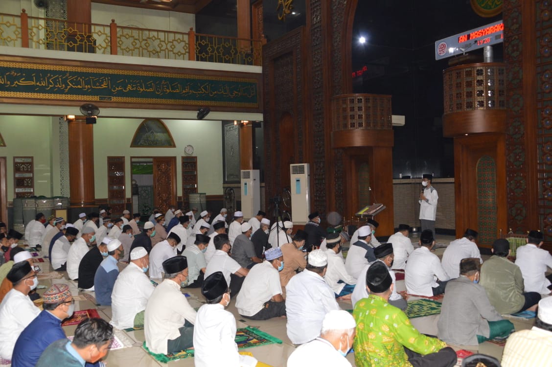 MEMULAI TARAWIH KELILING, PROKES TERLAKSANA DENGAN KETAT DI MASJID AGUNG ALBARKAH