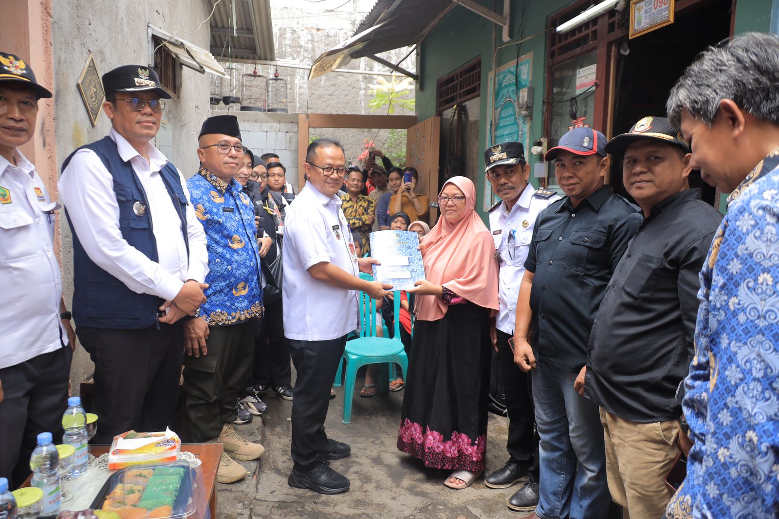 Pj. Wali Kota Bekasi Berikan Bantuan Perbaikan Rutilahu dari KORPRI Kota Bekasi