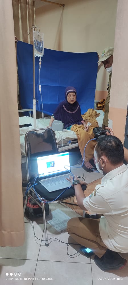 Operator Disdukcapil Kecamatan Jatiasih Jemput Bola Perekaman E-KTP Bagi Pasien Yang Sakit