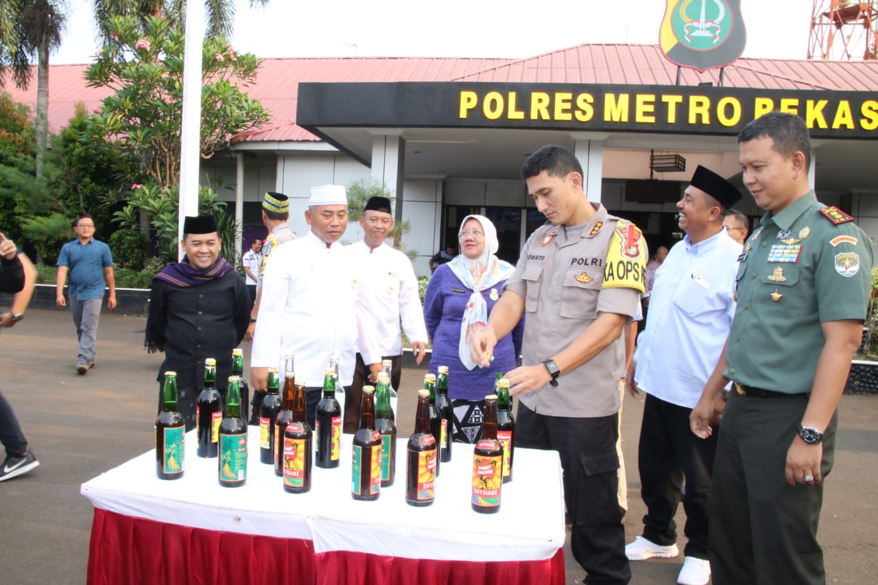 Wali Kota Bekasi Hadiri Pemusnahan Sitaan Miras di Polres Metro Bekasi Kota.