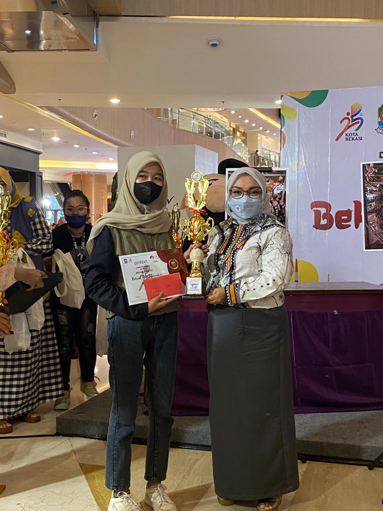 Plt Ketua TP PKK Kota Bekasi Wiwiek Hargono Tri Adhianto kunjungi Great Sale Bazar UMKM