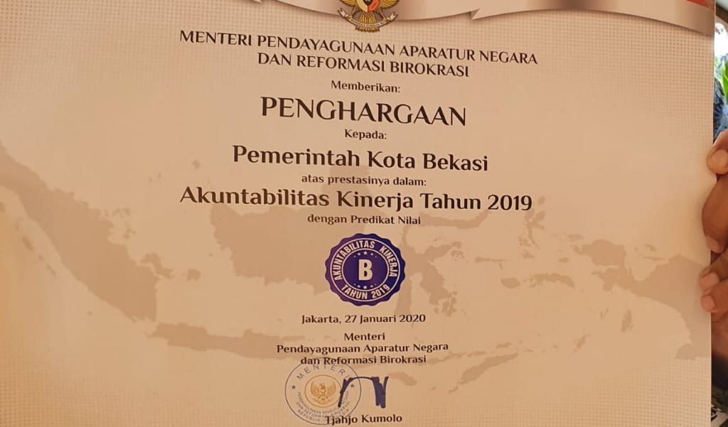 Wali Kota Bekasi Terima Penghargaan Evaluasi SAKIP di Batam dari Kementerian PANRB