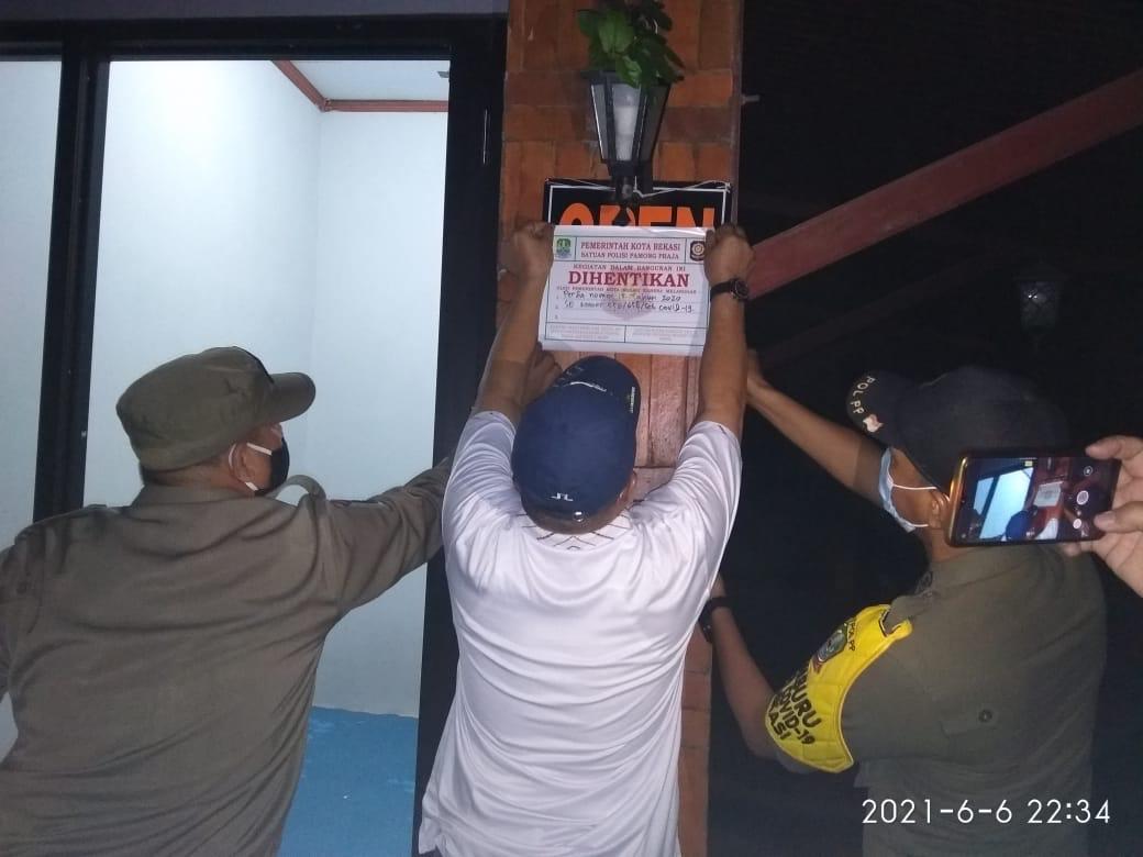 Kasatpol PP Pimpin Penyegelan Kafe Pelanggar Prokes
