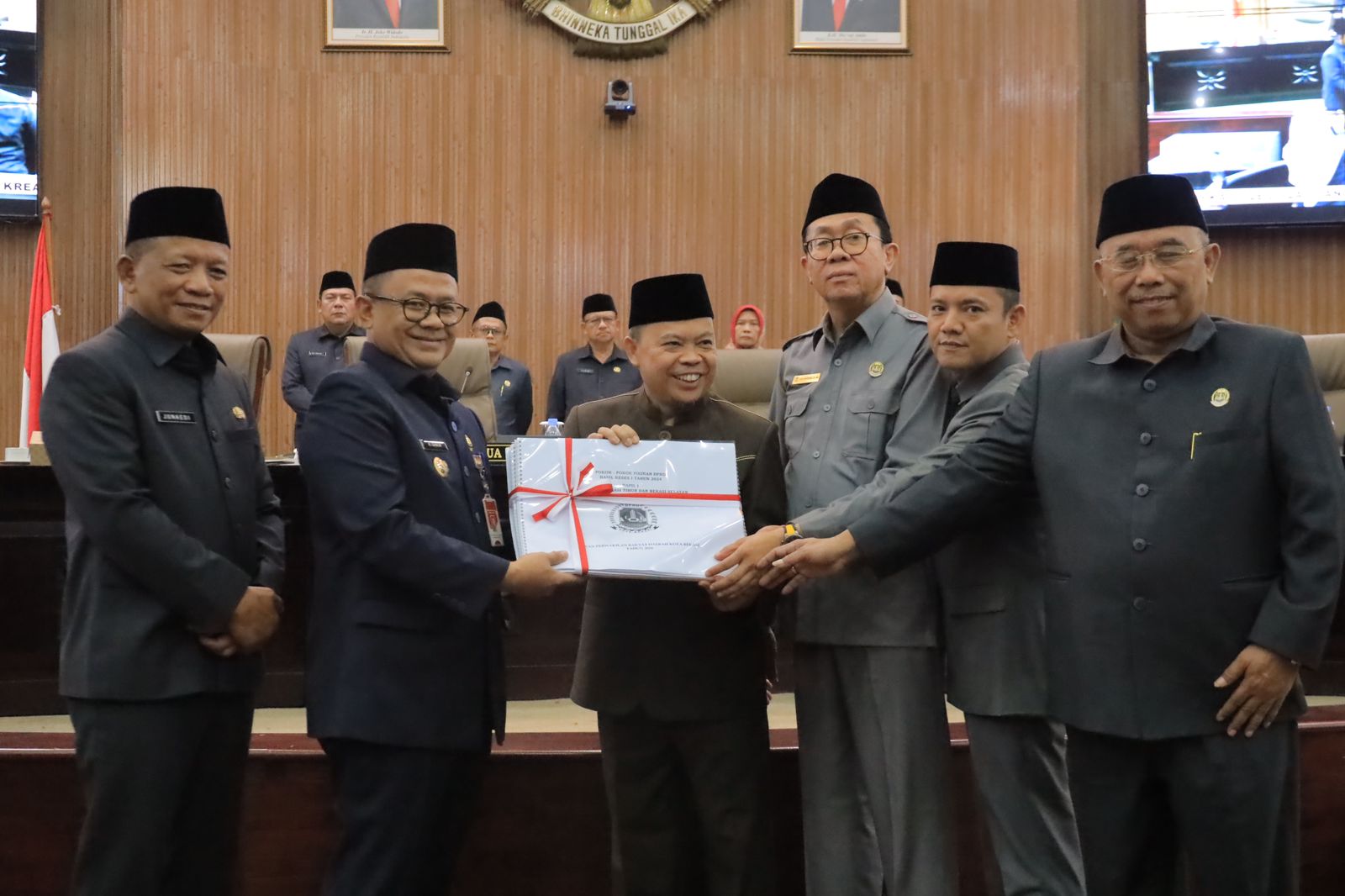 Bahas 6 Raperda, Pj. Wali Kota Bekasi Hadiri Rapat Paripuna DPRD