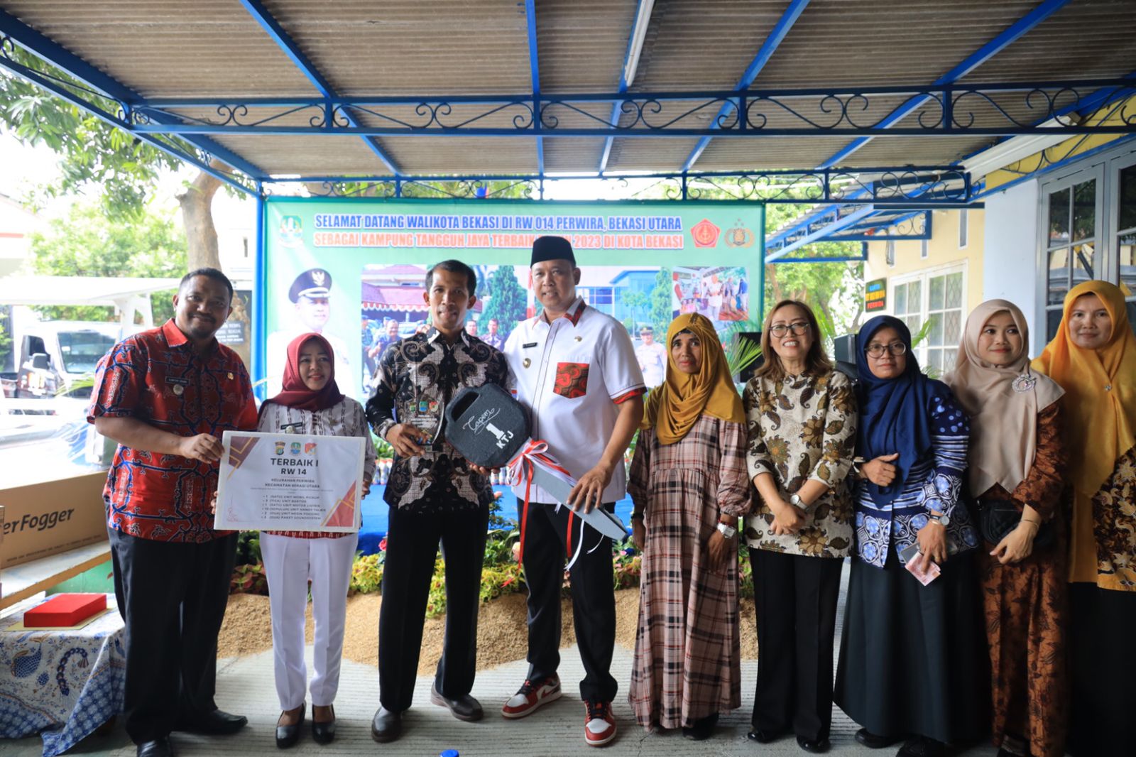 WALI KOTA BEKASI BERIKAN PENGHARGAAN KAMPUNG TANGGUH JAYA KEPADA RW 14 PERWIRA BEKASI UTARA