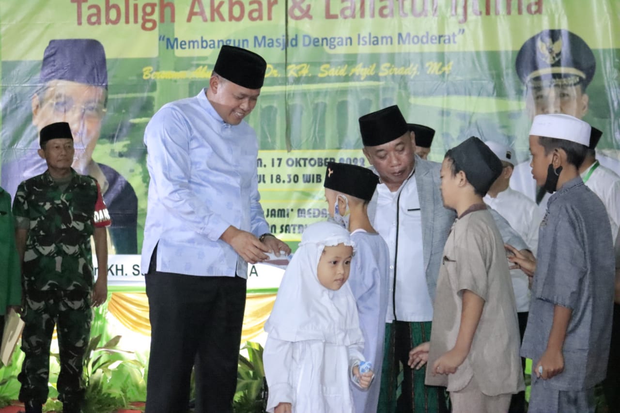 PLT. WALI KOTA BEKASI HADIRI TABLIGH AKBAR DIRANGKAI DENGAN PENYERAHAN IMB MASJID JAMI MEDAN SATRIA
