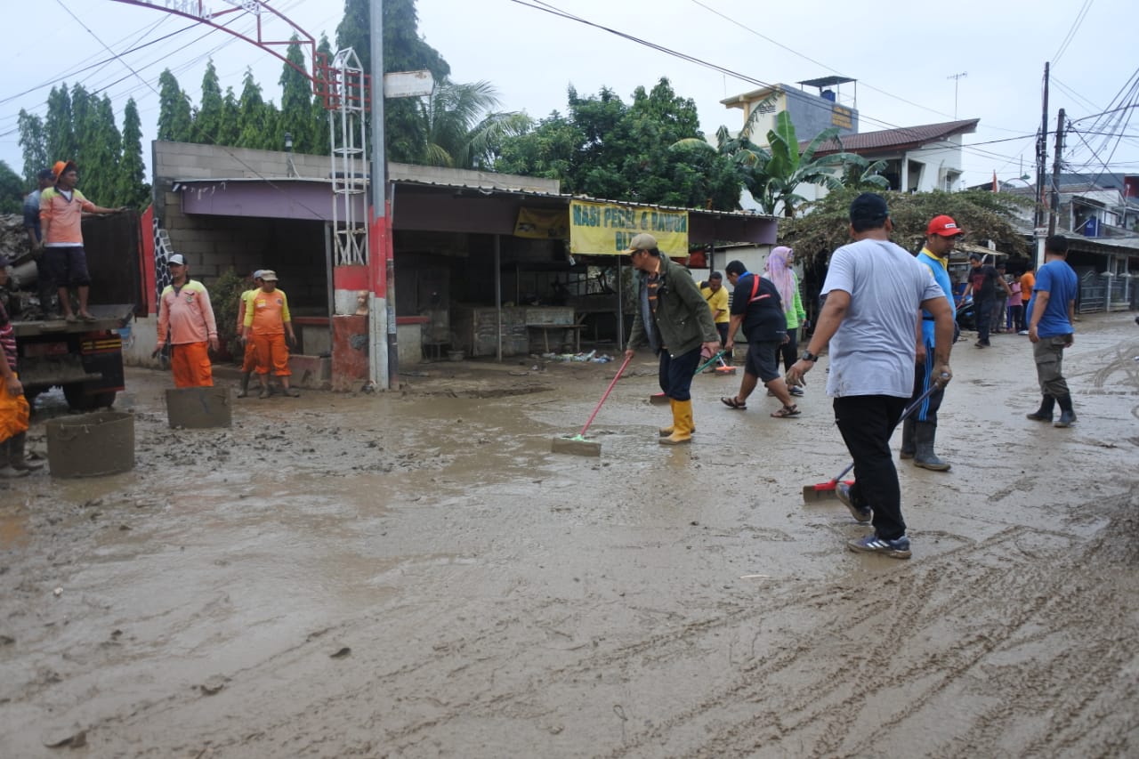 Ratusan Aparatur Bantu Warga Bersihkan Lumpur di PGP