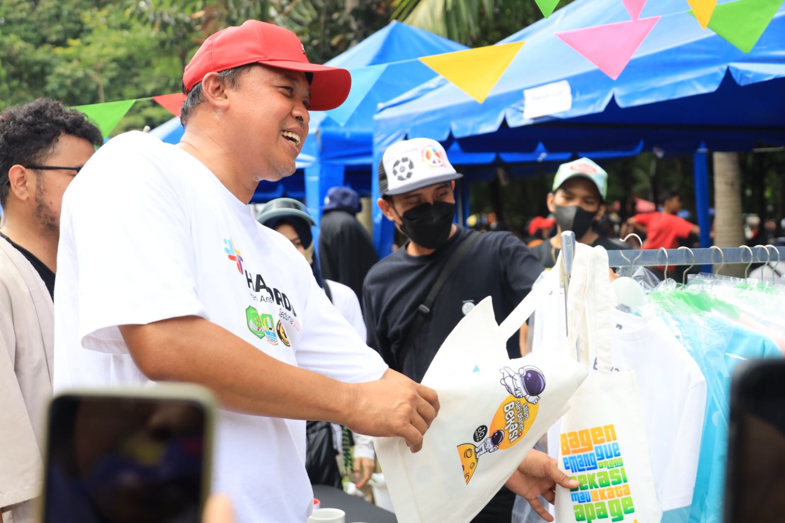 KELILING HUTAN KOTA BEKASI, PLT. WALI KOTA BEKASI BERI APRESIASI UMKM