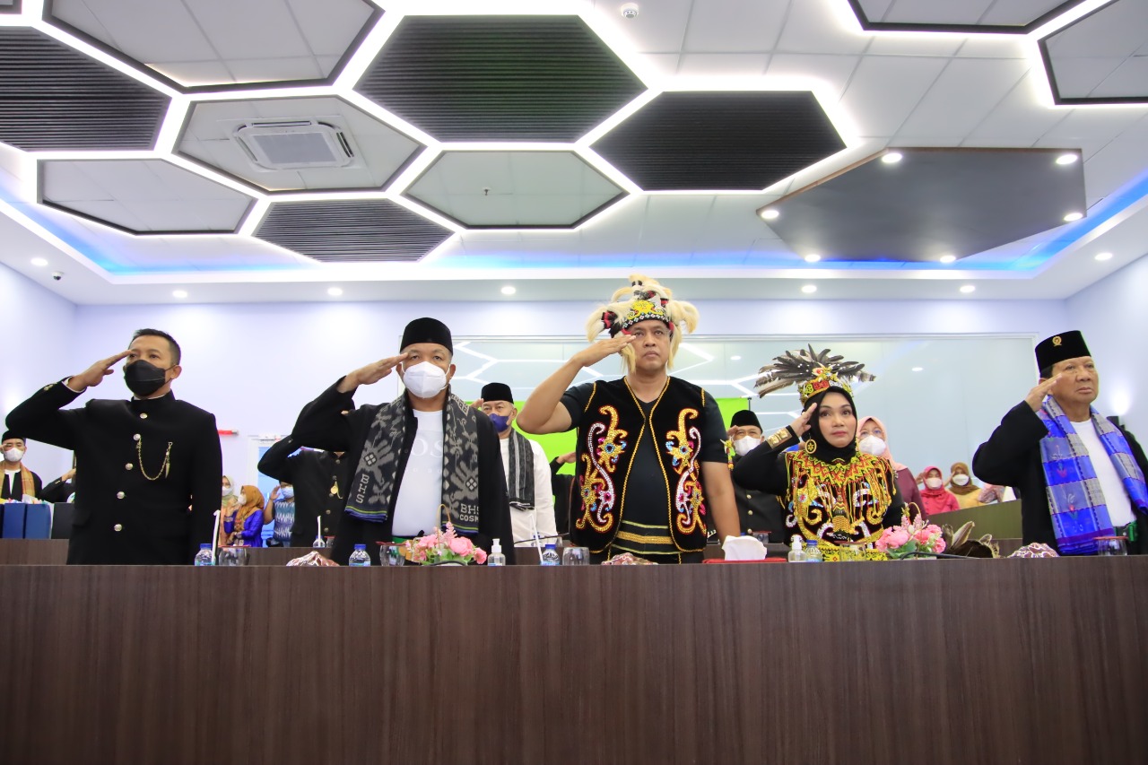 Hadir Upacara Peringatan Hari Lahir Pancasila Plt Wali Kota Kenakan Pakaian Adat Dayak
