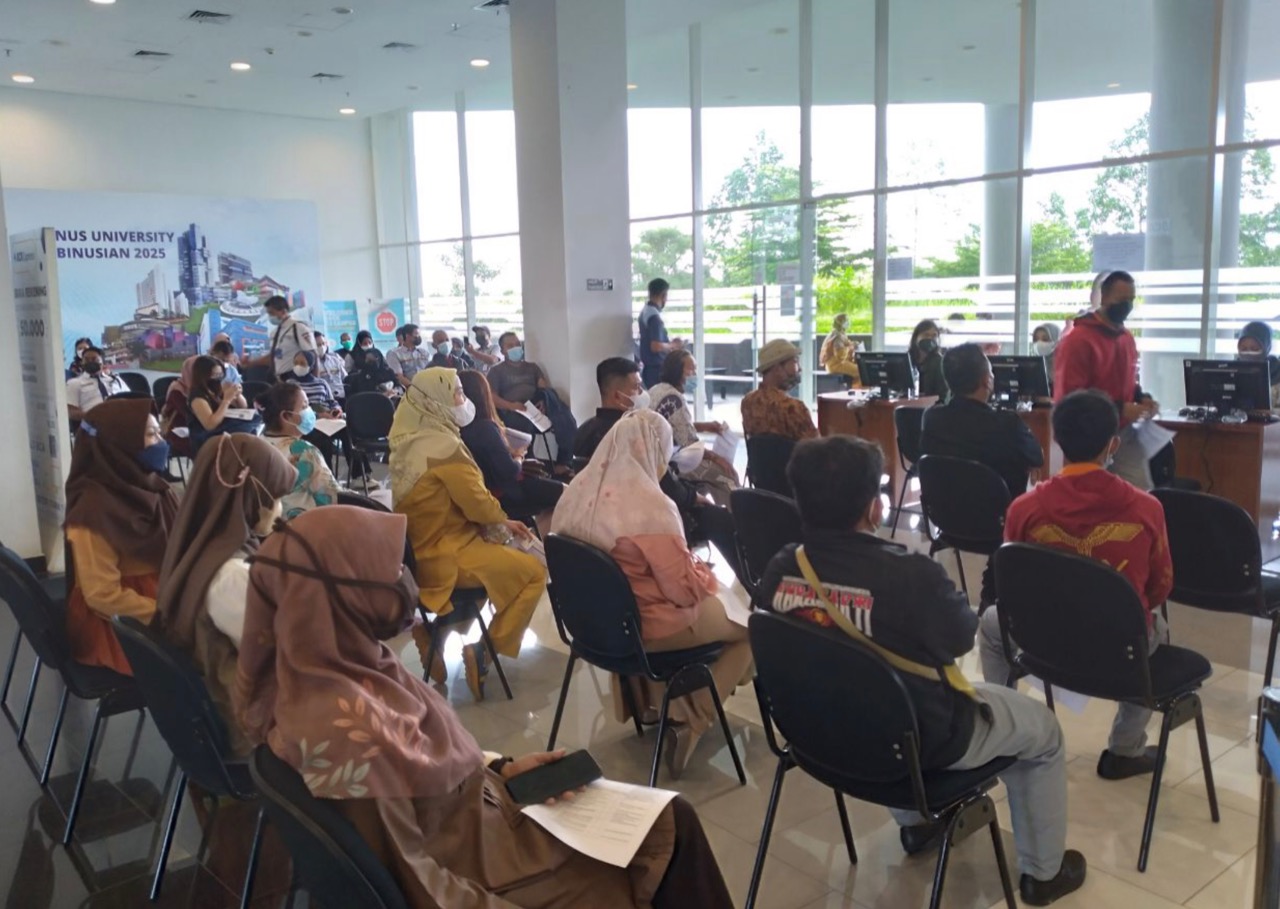 PUSKESMAS MARGAMULYA BERSAMA BINUS KOTA BEKASI GELAR VAKSINASI BOOSTER