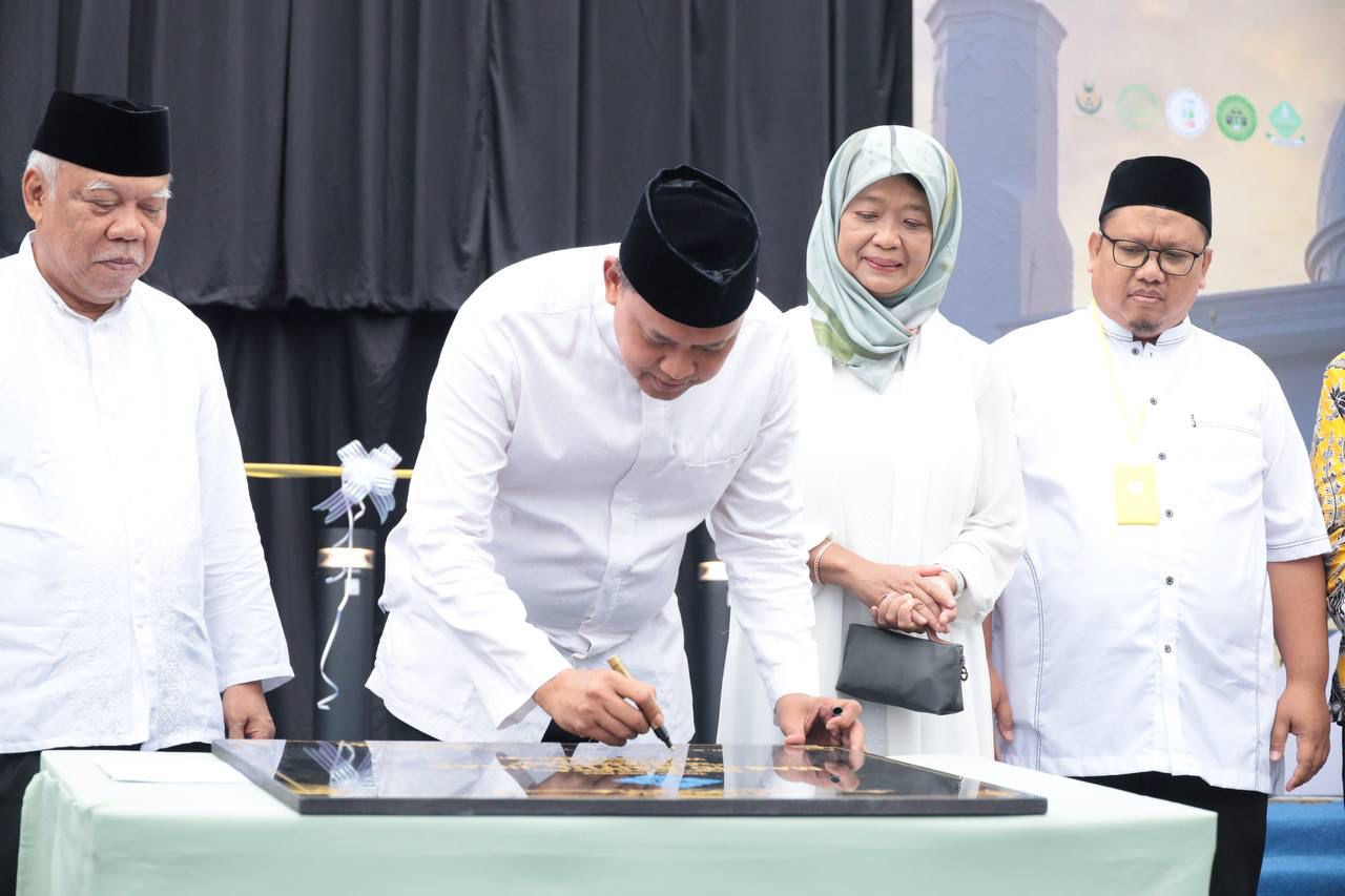 Bersama Eks Menteri PUPR, Wali Kota Bekasi Tri Adhianto Resmikan Masjid Baitul Jihad Kemang Pratama