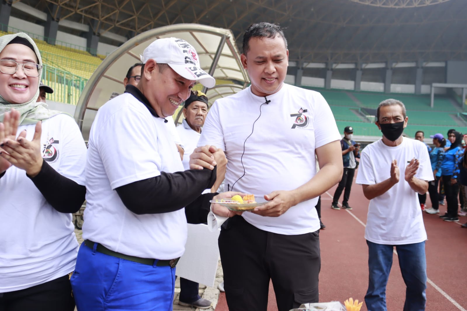 PLT. WALI KOTA BEKASI BERSAMA ASN KOTA BEKASI SENAM SPARKO DIRANGKAI DENGAN HUT KOPERASI KE-75