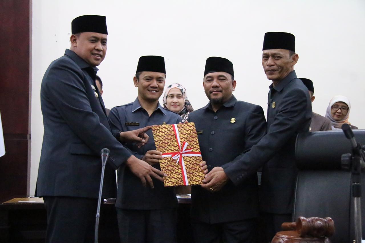 Tri Adhianto Sampaikan Kesepakatan Bersama pada Rapat Paripurna DPRD Kota Bekasi