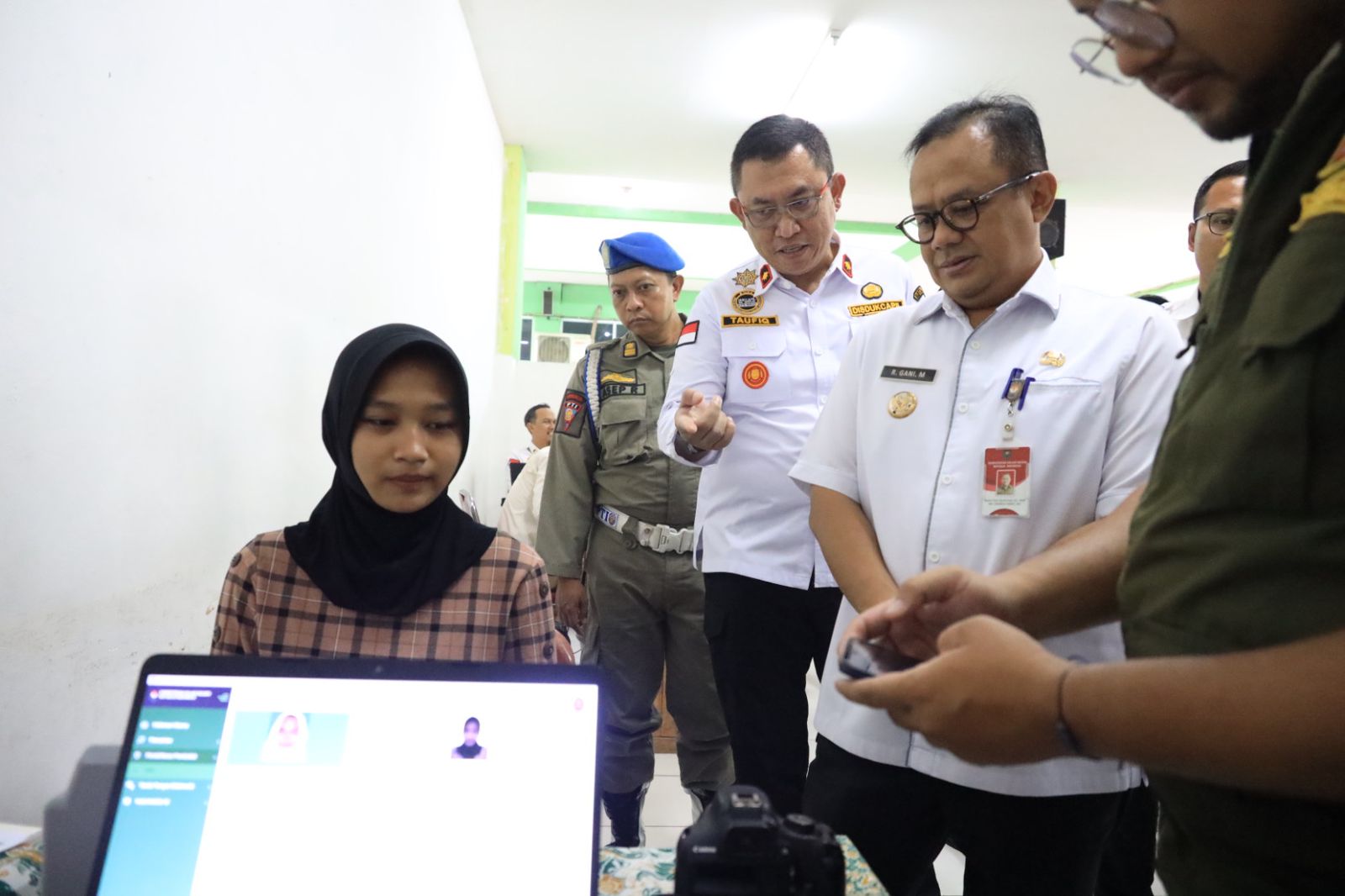 Pj Wali Kota Bekasi Pantau Langsung Perekaman E-KTP Di Sekolah