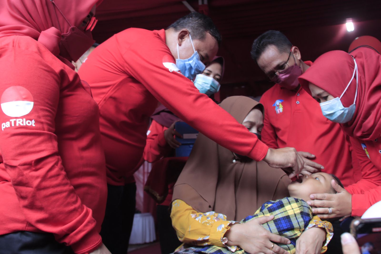 PLT WALI KOTA DAN PLT TIM PENGGERAK PKK LUNCURKAN IMUNIASI ANAK NASIONAL