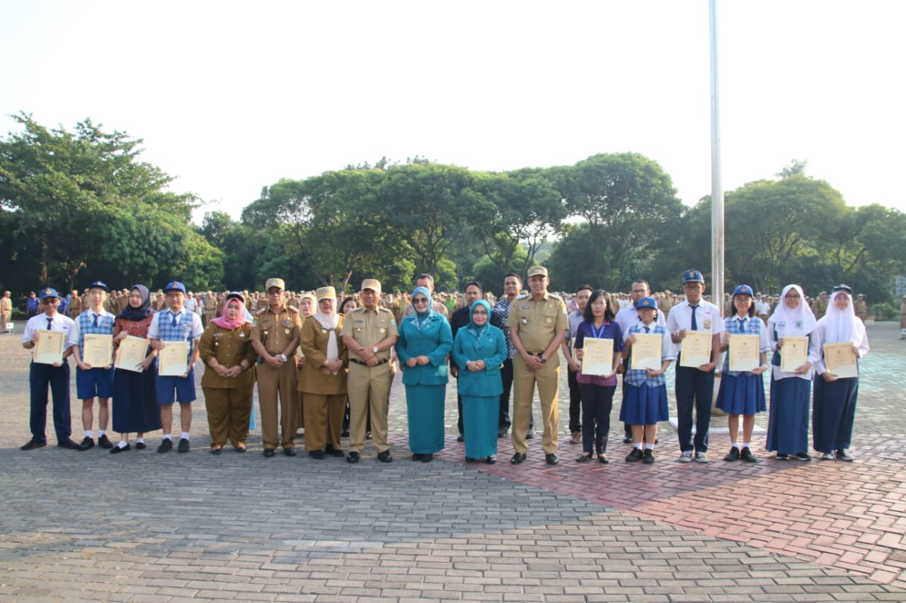 Peringatan Harganas XXVI dan Penyerahan Penghargaan Peserta dengan Nilai UN Tertinggi