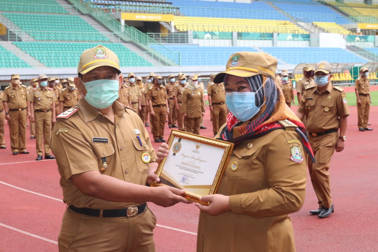 PENYERAHAN PENGHARGAAN PPID, KOTA PEDULI LINGKUNGAN, PROKLIM DAN SERTIFIKASI WIRAUSAHA UMKM 