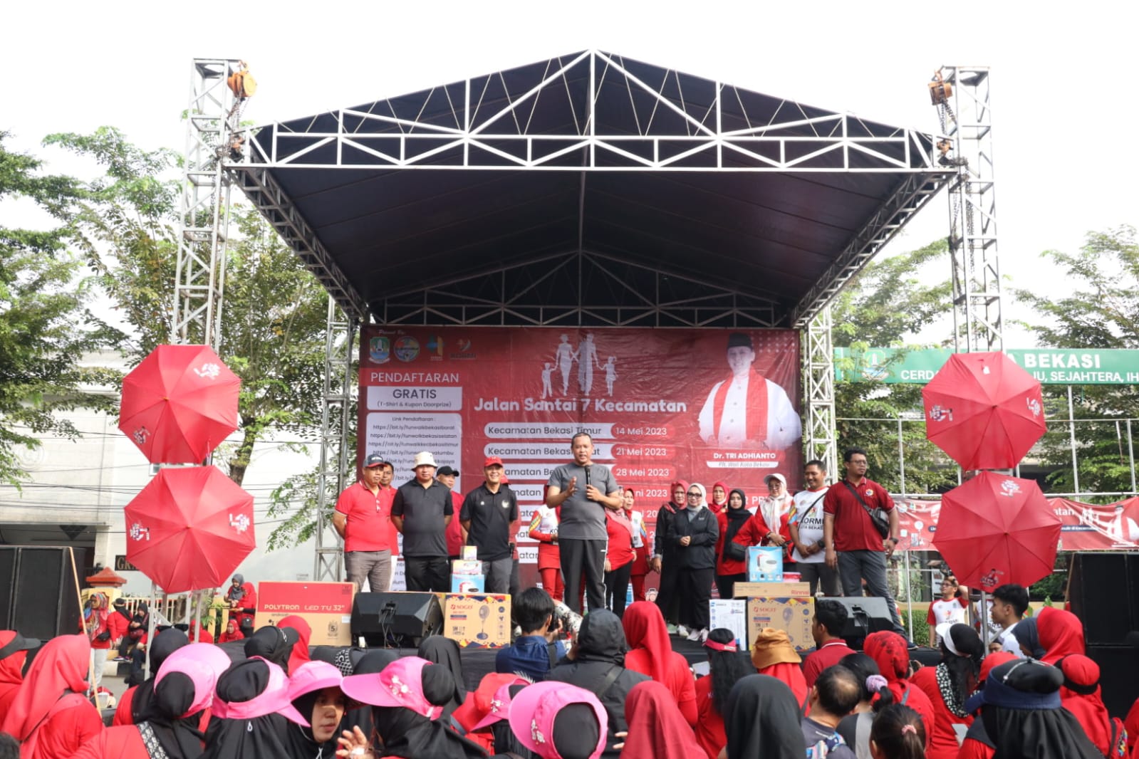 Plt. Wali Kota Bekasi Lepas Jalan Santai KORMI di Kecamatan Bekasi Barat