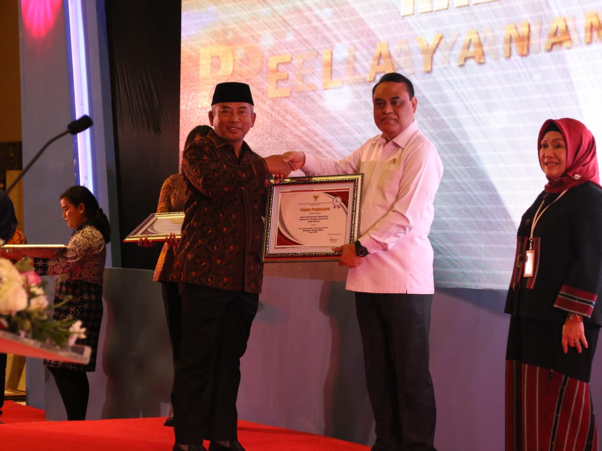 Kota Bekasi Terima Penghargaan Penyelenggara Pelayanan Publik DPMPTSP Kota Bekasi dari MENPAN RB RI
