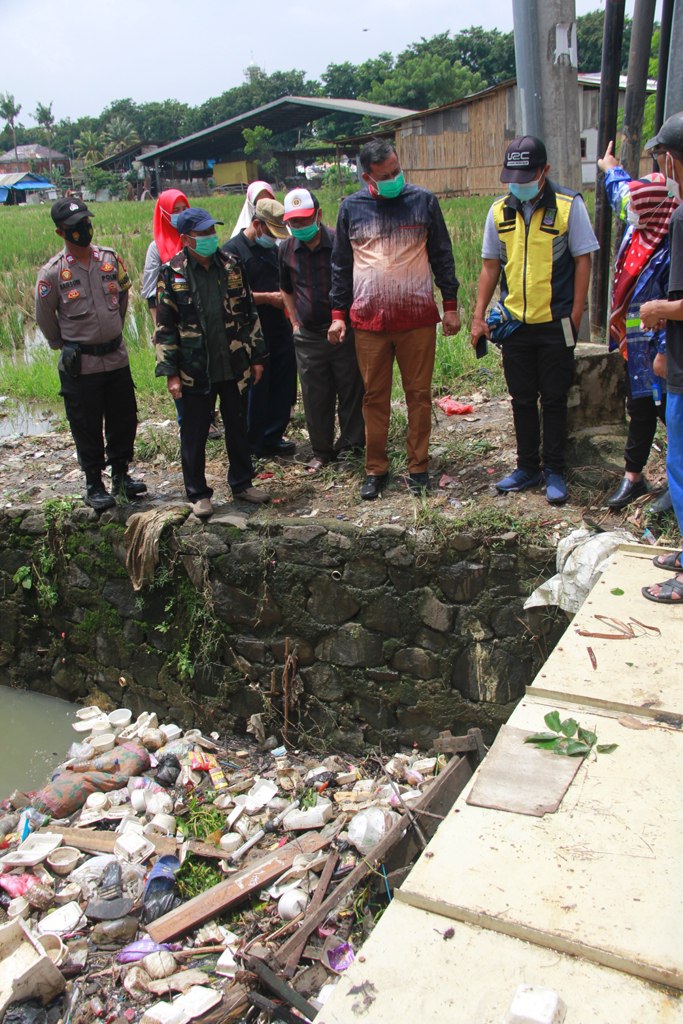 WAKIL WALI KOTA TINJAU SALURAN AIR YANG TERSUMBAT KARENA SAMPAH
