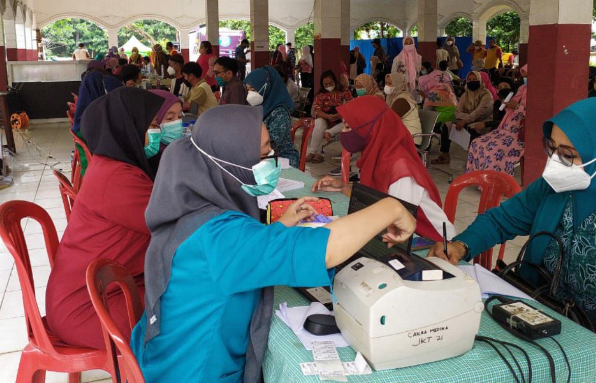 ANTUSIAS WARGA MENGIKUTI SKRINNING TBC DI HALAMAN KANTOR KECAMATAN MUSTIKA JAYA