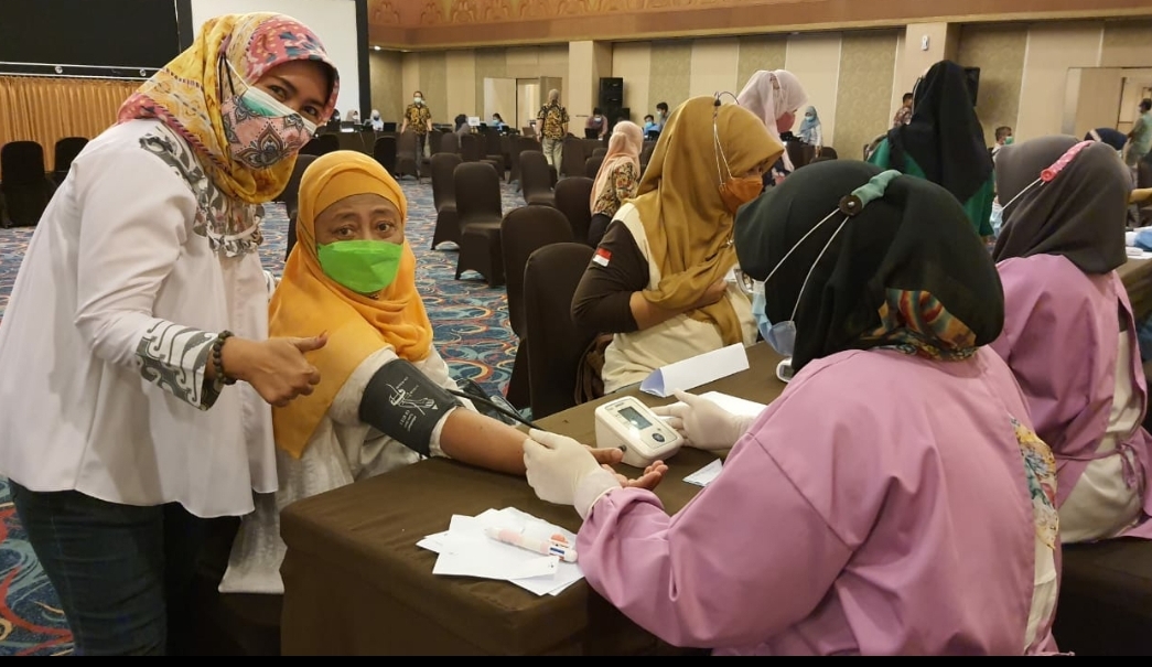 Pengurus dan Anggota Dharma Wanita Persatuan Kota Bekasi Lakukan Vaksinasi
