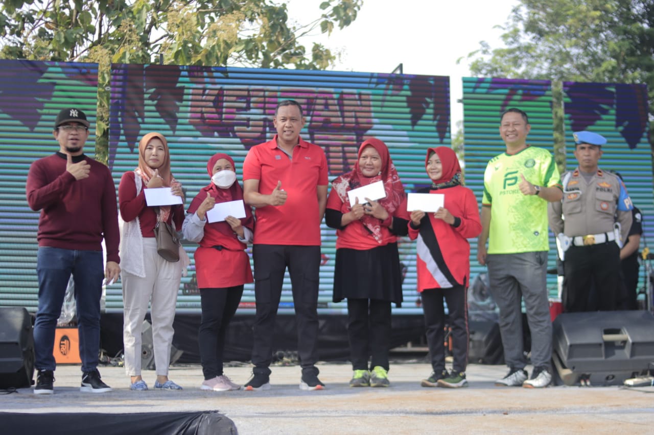 PLT. WALI KOTA BEKASI  MANFAATKAN AKHIR PEKAN SENAM BERSAMA WARGA MUSTIKAJAYA