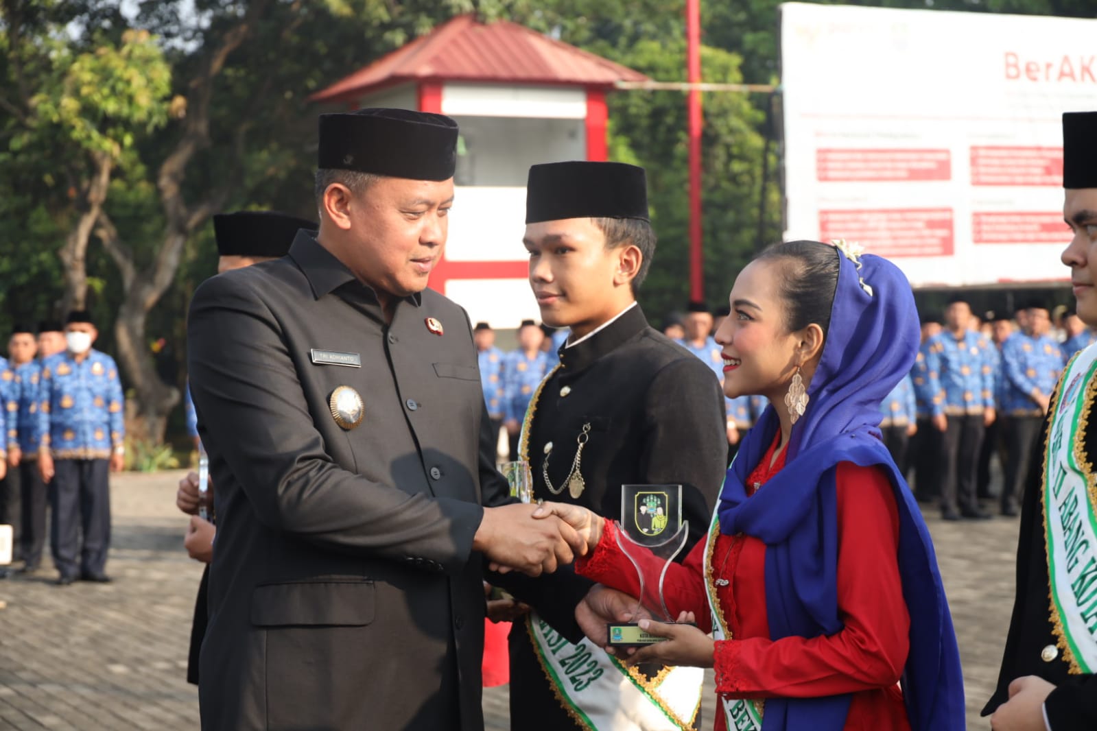 Rangkaian Kegiatan dan Penghargaan pada Apel Pagi di Plaza Pemkot Bekasi