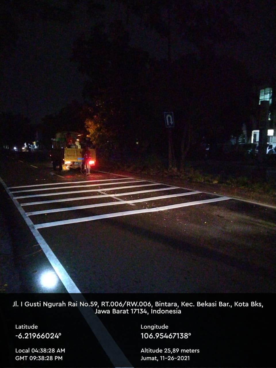 PEMKOT BEKASI PASANG MARKA JALAN DAN GARIS KEJUT DI JALAN I GUSTI NGURAH RAI
