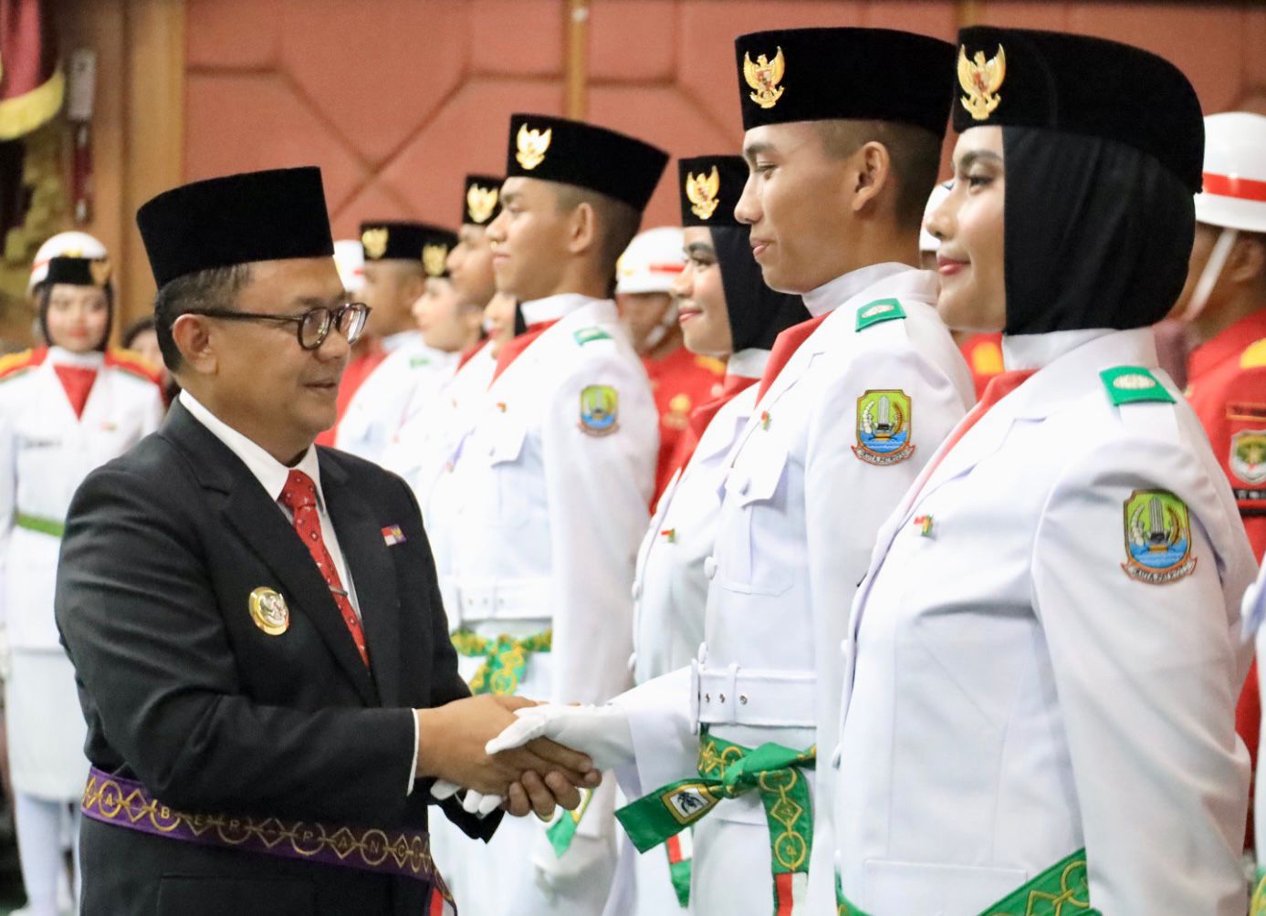 Pj. Wali Kota Bekasi Kukuhkan Paskibraka Tingkat Kota Bekasi Tahun 2024