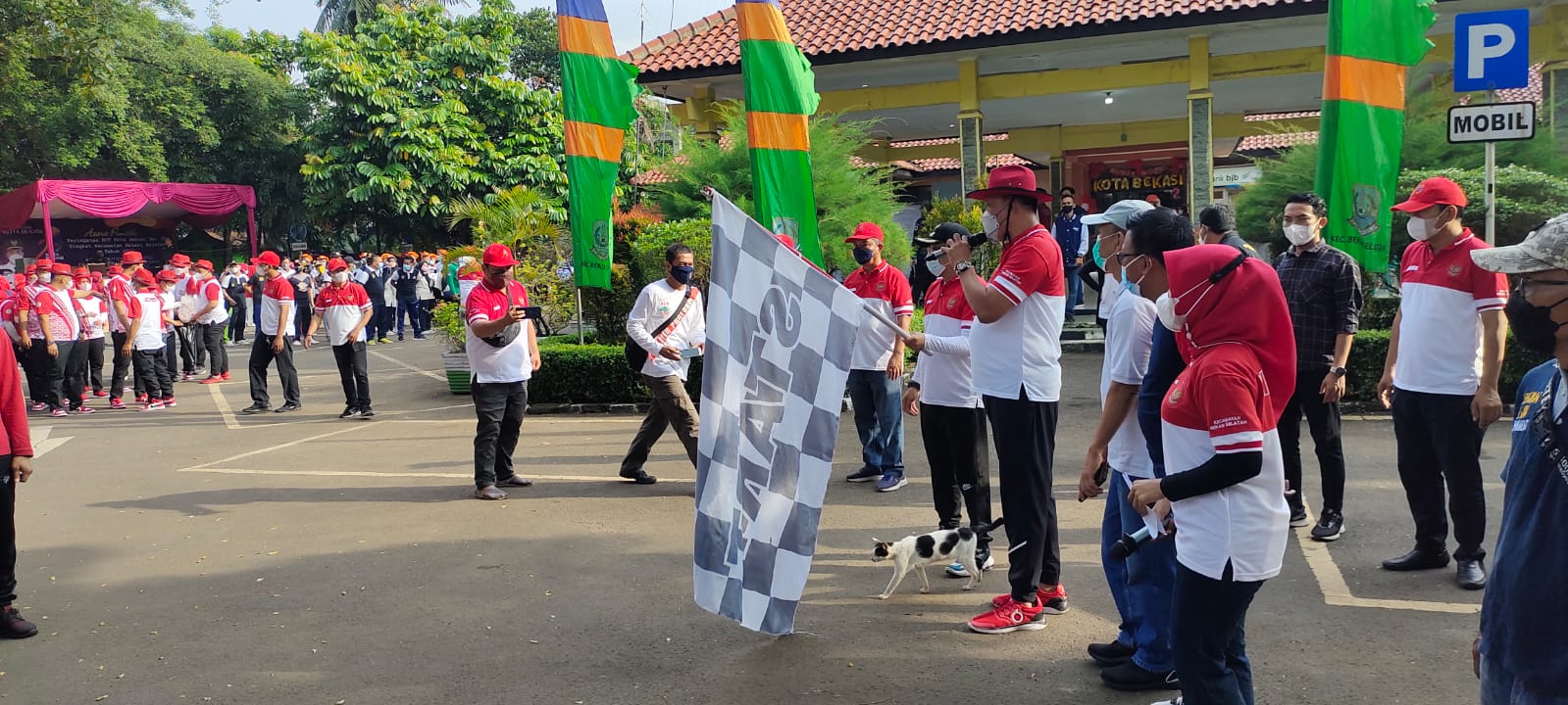 Plt. Wali Kota Bekasi Buka Gerak Jalan Aparatur Kecamatan Bekasi Selatan